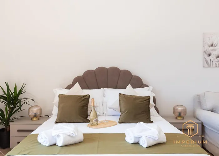 Imperium Luxury Flat - 12pax, 4 Bdrm, 8 Min Metro, Center, A-c