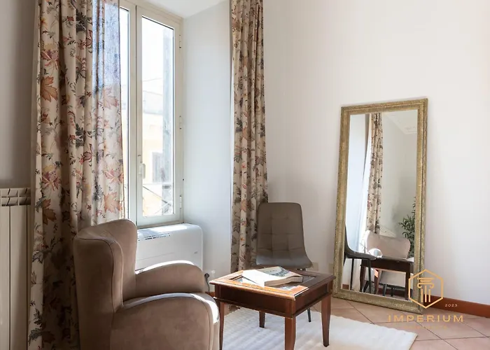 Imperium Luxury Flat - 12pax, 4 Bdrm, 8 Min Metro, Center, A-c Apartment