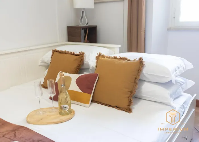 Imperium Luxury Flat - 12pax, 4 Bdrm, 8 Min Metro, Center, A-c Apartment *