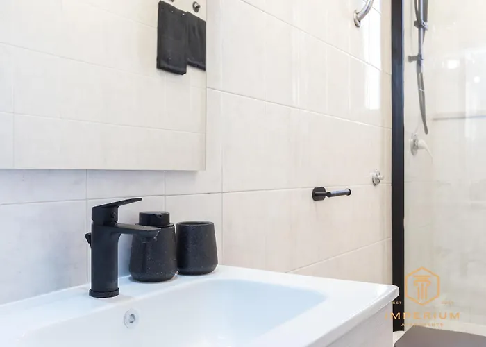 Apartamento Imperium Luxury Flat - 12pax, 4 Bdrm, 8 Min Metro, Center, A-c *
