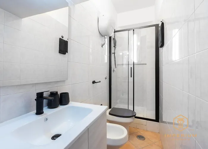 Imperium Luxury Flat - 12pax, 4 Bdrm, 8 Min Metro, Center, A-c *